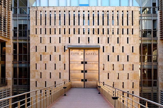 equipo joven en Chile colaborando en herramientas digitales en oficina moderna